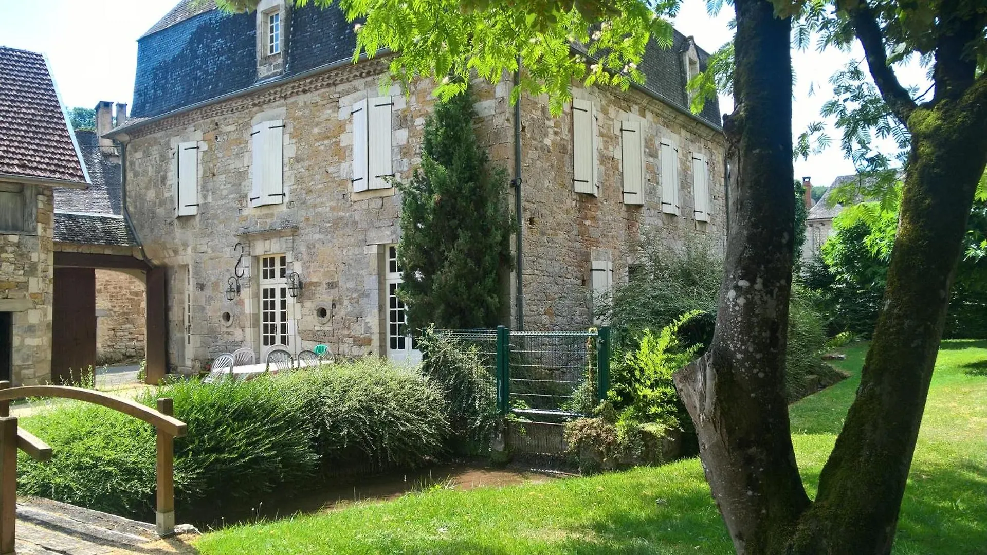 Grande Maison Avec Jardin, Tennis Et Piscine Prives Dans Le Calme Dun Vieux Village Lotois Strenquels