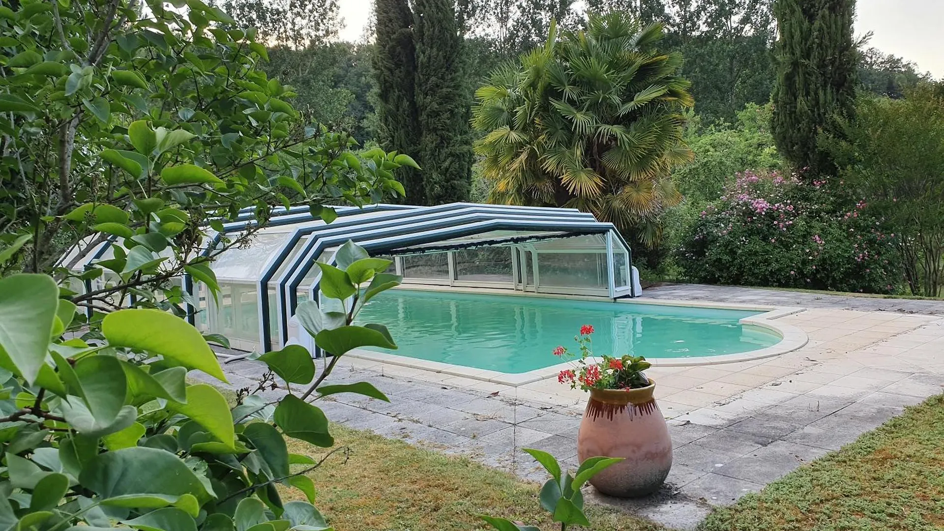 Holiday home Grande Maison Avec Jardin, Tennis Et Piscine Prives Dans Le Calme Dun Vieux Village Lotois Strenquels France